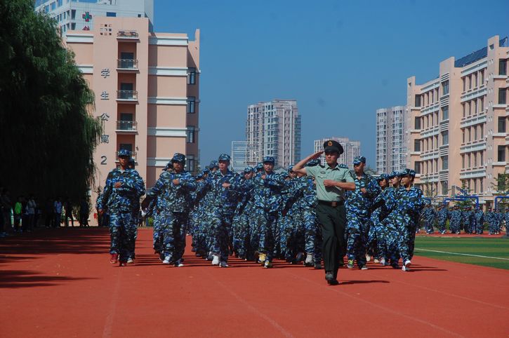 学院举行2012级秋季新生军训闭营式
