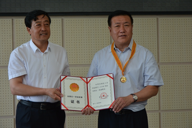 喜讯：市总工会主席王耀华来校为王全铁院长颁发“全国五一奖章”证书