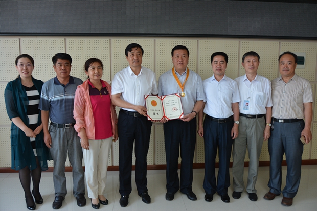 市总工会王耀华主席为王全铁院长颁发“全国五一劳动奖章”和证书