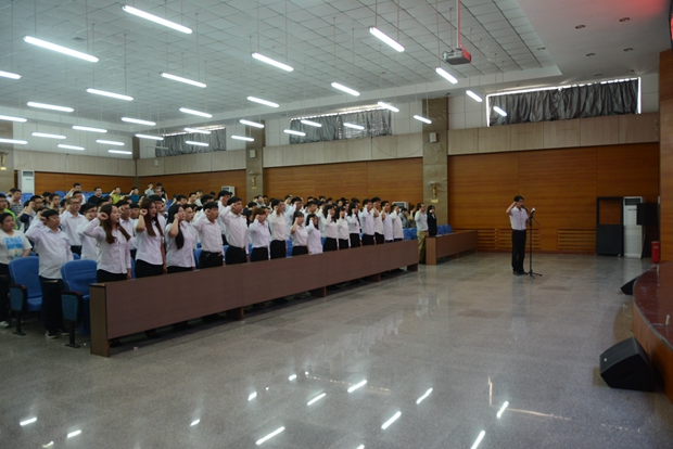 学院举行庆祝建党96周年党员宣誓大会